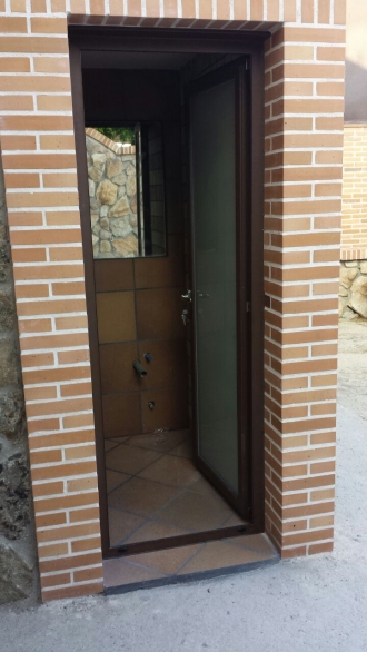 Instalación de una puerta exterior de aluminio
